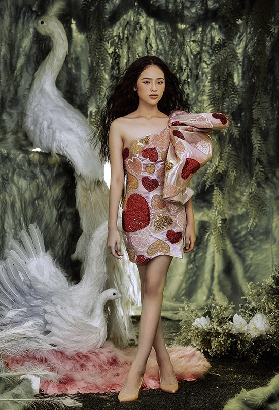 Bảo Hà từng diễn show thời trang thổ cẩm của Lý Quí Khánh tại Đắk Nông cuối tháng 11. Sau sự kiện, cô bé còn được mời làm mẫu ảnh giới thiệu các thiết kế lấy cảm hứng từ thiên nhiên của đàn anh. Bảo Hà tiết lộ bé sẽ làm nàng thơ của Lý Quí Khánh trong show Queen & Princess tổ chức vào ngày 3/1/2021.