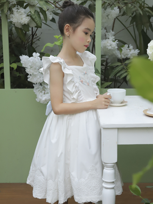 Bé có gương mặt lai xinh đẹp hiền hòa nên luôn nhận được rất nhiều lời mời chụp ảnh lookbook của thương hiệu thời trang thiếu nhi.