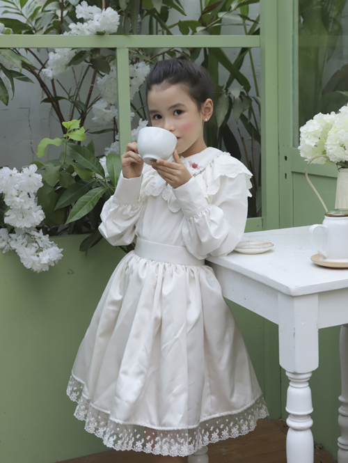 Trong bộ ảnh mới thực hiện, Michelle thể hiện thần thái nhẹ nhàng, duyên dáng trong các mẫu đầm cổ điển xây dựng trên tông trắng.