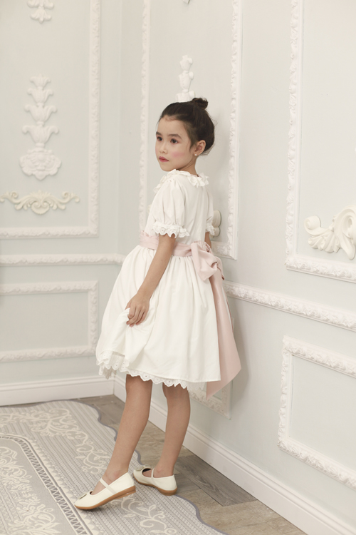 Những mẫu váy tay bồng, xép bèo nhún, trang trí nơ, tạo khối phồng luôn được các cô bé yêu thích. Bởi nó giúp các bé gái trở thành công chúa nhỏ xinh đẹp và đáng yêu.