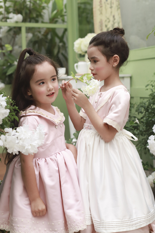 Xuất hiện trong bộ ảnh còn có sự góp mặt của em gái Michelle - một trong những mẫu nhí gây sức hút vì nét trong trẻo, đáng yêu của câu lạc bộ Pinkids.