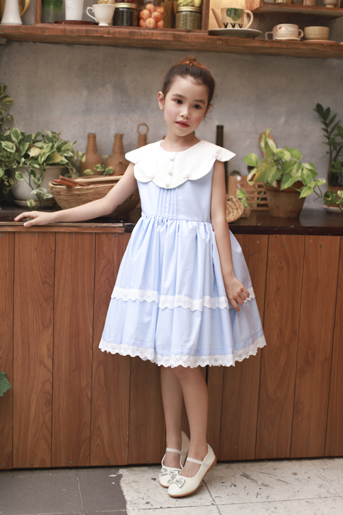 Cùng với sắc trắng nhẹ nhàng, nhiều tông màu pastel ngọt ngào như xanh dương, hồng dâu cũng được sử dụng để mang tới nhiều mẫu đầm điệu đà.