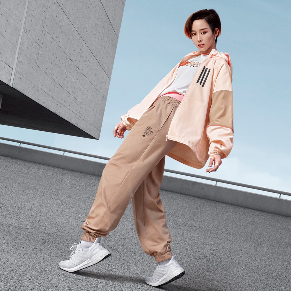 adidas luôn ưu tiên sự thoải mái về chất liệu: co giãn, thấm hút mồ hôi và khô thoáng nhanh chóng để đảm bảo khách hàng luôn có trải nghiệm vận động tốt nhất. Để làm mới tủ đồ sporty, người mặc có thể bổ sung những chiếc áo khoác retro kết hợp cùng sneaker của adidas trong mùa gió lạnh này để thỏa sức thể hiện cá tính với phong cách sporty chic.