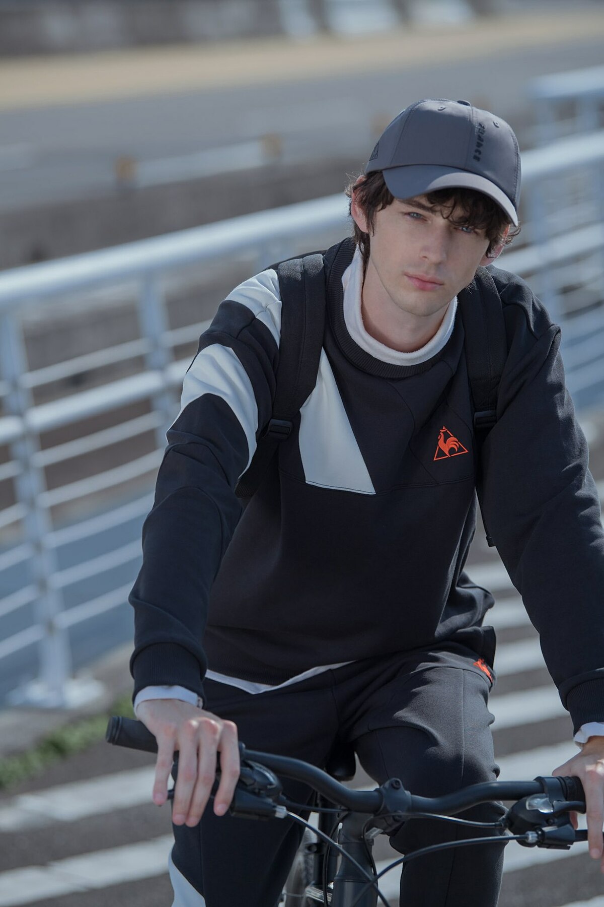 le coq sportif: Thương hiêu thời trang Pháp ghi điểm trong lòng tín đồ thời trang bởi những thiết kế mang vạch màu biểu tượng xanh navy, đỏ, trắng. le coq sportif tính toán kĩ lưỡng từng đường cutout, họa tiết nhấn nhá để làm tôn vóc dáng người mặc.
