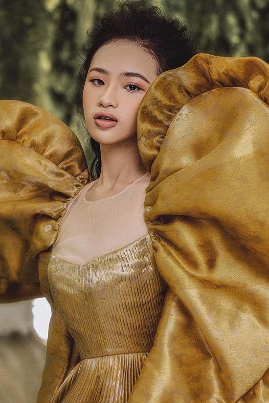 Bộ ảnh do chuyên gia trang điểm Toàn, tạo mẫu tóc Ken, stylist Cà Boutique hỗ trợ thực hiện.