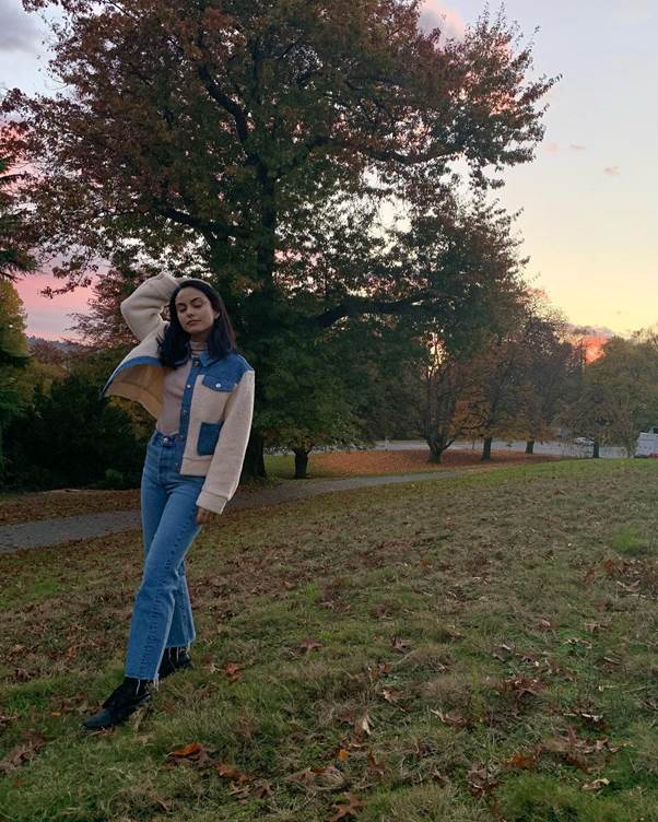 Camila Mendes trong trang phục Maje