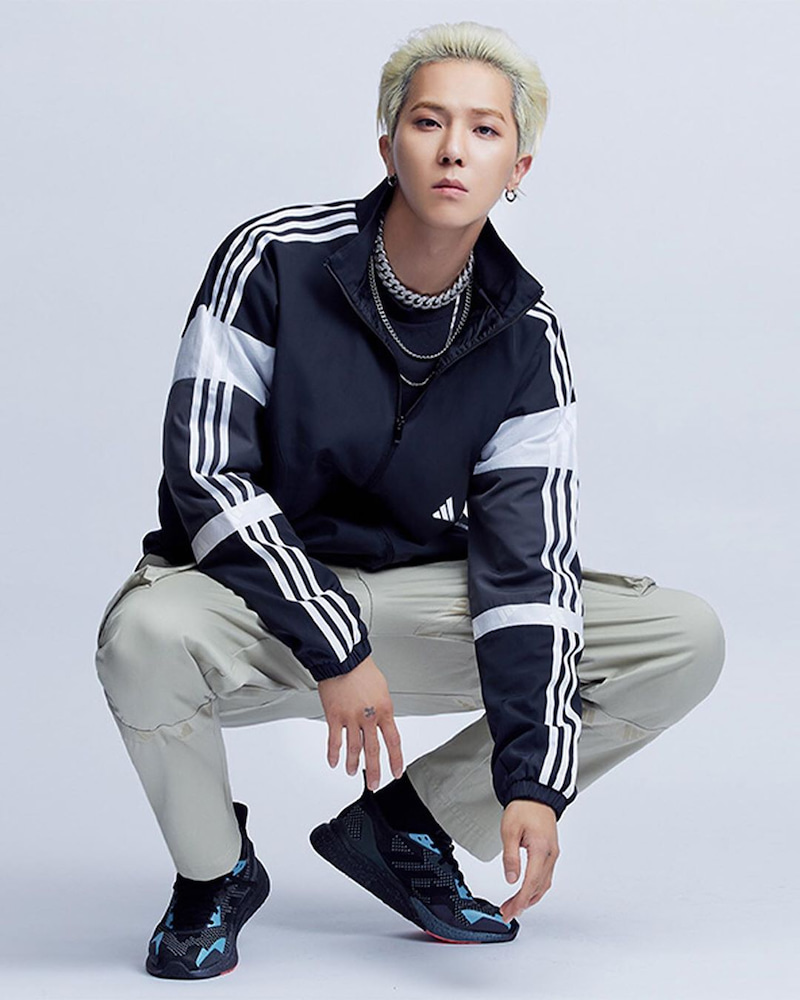 adidas tích hợp hai yếu tố chất liệu cao cấp và công nghệ tiên tiến trong mọi sản phẩm từ sneakers, bra, tight, tee cho đến những trang phục gió, nỉ, bông và lông vũ. Các sản phẩm này mang đến cảm giác thoải mái tối ưu trong mọi hoạt động từ tập luyện, chạy bộ...đến vui chơi, dạo phố.